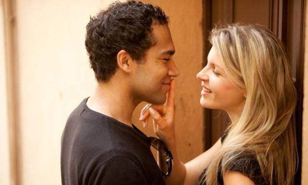 1597036242558990.jpg 男女聊天什么话题最暧昧